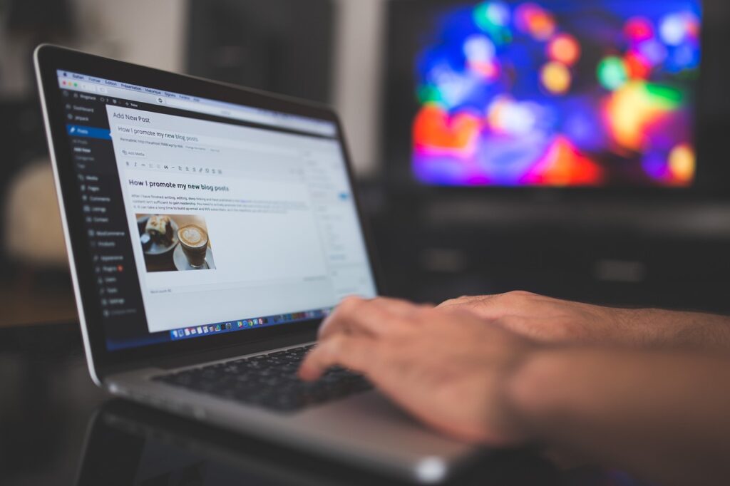 Écran affichant un article de blog avec une personne en train de taper Site web