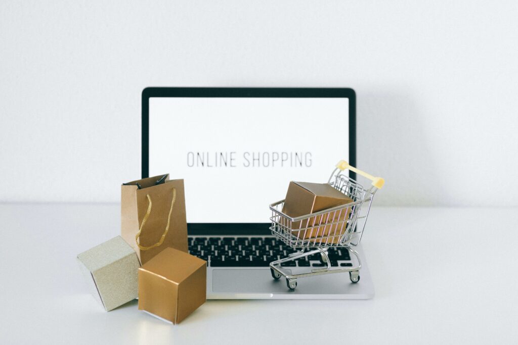Ordinateur portable avec colis et caddie pour site e-commerce Site web